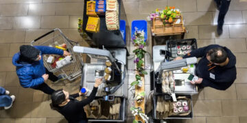 US Q1 growth rebounds less than expected as inflation surges