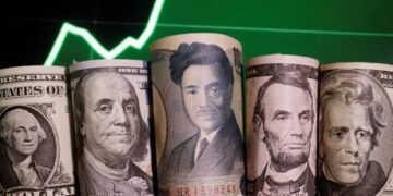 Dollar holds firm after Fed raises inflation alarm, yen slips past 160