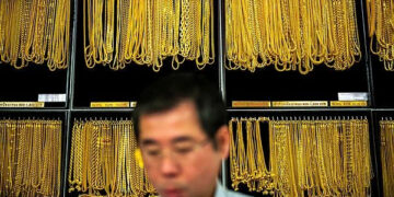 Gold slips as US-Iran tensions lift oil and stoke inflation fears