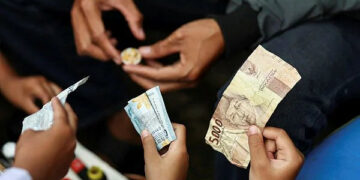 Rupiah weakens past 17,700 as IHSG opens lower