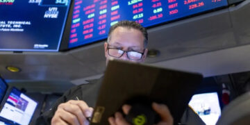 Wall Street futures mixed as oil spike overshadows tech earnings strength