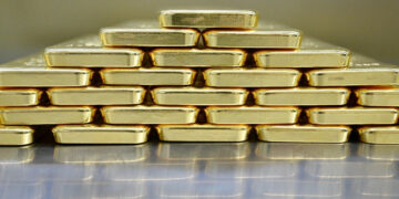 Gold edges higher as markets await Fed minutes