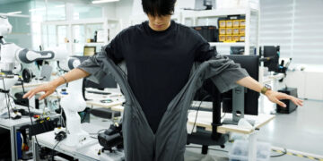 S. Korea-US team unveils robot that dresses people