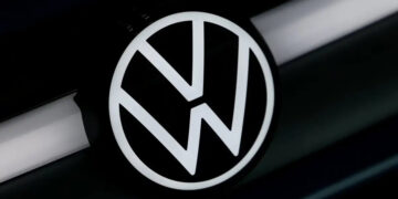 Volkswagen&rsquo;s Q2 profit plunges as carmaker weighs mass job cuts