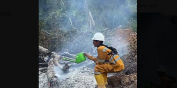 Indonesian fire fighter caught using small, watering can to put out the flames