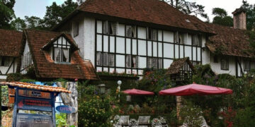 &lsquo;Olde&rsquo; English Smokehouse evokes memories of colonial past, re-living war-time history