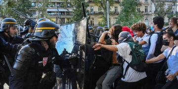 Police confront protesters in Paris: 100 demonstrators arrested in France&rsquo;s capital