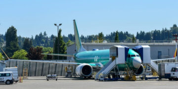 Boeing workers set to vote on better contract offer
